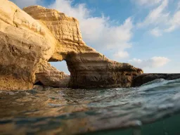 Słynne morskie jaskinie w pobliżu Peyia, na zachód od Paphos