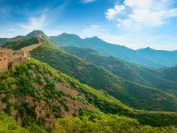 Najstarsza część muru pochodzi z XIV wieku. Mur ma około 21 000 km długości