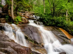 Wodospad w leśnym rejonie Shannon Falls, Kolumbia Brytyjska Wodospad w leśnym rejonie Shannon Falls, Kolumbia Brytyjska