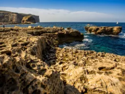 Dramatyczne klify i widok na morze w Dwejra na Gozo