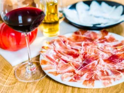 Kolejna porcja tapas - tym razem z szynką ibérico, serem, chlebem i chyba rioją w kieliszku Kolejna porcja tapas - tym razem z szynką ibérico, serem, chlebem i chyba rioją w kieliszku