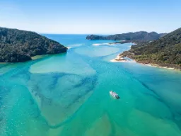 Abel Tasman National Park z krystalicznie czystą wodą i złotymi piaszczystymi plażami Abel Tasman National Park z krystalicznie czystą wodą i złotymi piaszczystymi plażami