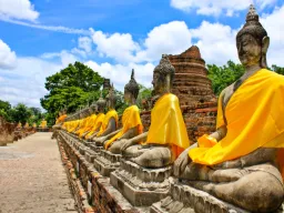 Siedzące posągi Buddy w Wat Yai Chai Mongkhon w Ayutthayi