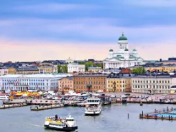 Port w Helsinkach z widokiem na ikoniczną katedrę Port w Helsinkach z widokiem na ikoniczną katedrę