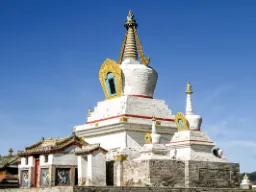 Stupa i świątynie w klasztorze Erdene Zuu, najstarszym klasztorze buddyjskim w Mongolii Stupa i świątynie w klasztorze Erdene Zuu, najstarszym klasztorze buddyjskim w Mongolii