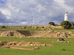 Teatr Odeon w parku archeologicznym w Paphos z charakterystyczną latarnią w tle