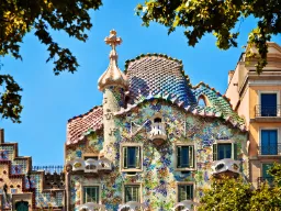 Casa Batlló - jedno z najsłynniejszych dzieł Gaudíego Casa Batlló - jedno z najsłynniejszych dzieł Gaudíego
