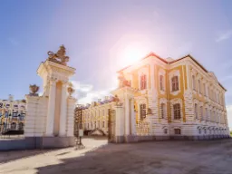 Pałac Rundāle na Łotwie – wspaniały pałac barokowy z XVIII wieku Pałac Rundāle na Łotwie – wspaniały pałac barokowy z XVIII wieku