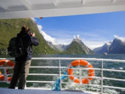 Milford Sound, widziany z pokładu statku, z charakterystyczną górą Mitre Peak Milford Sound, widziany z pokładu statku, z charakterystyczną górą Mitre Peak