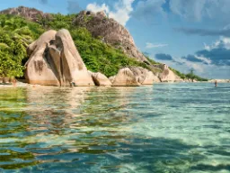 Granitowe klify i krystalicznie czysta woda – wyspa La Digue