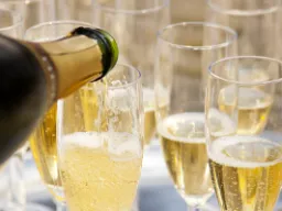 Szampan jest serwowany, a napięcie rośnie