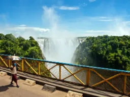 W porze deszczowej wodospad może dostarczyć do 12 600 000 m³ wody na sekundę W porze deszczowej wodospad może dostarczyć do 12 600 000 m³ wody na sekundę