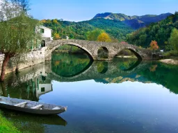 Piękny stary kamienny most, Rijeka Crnojevića, w Cetinje Piękny stary kamienny most, Rijeka Crnojevića, w Cetinje