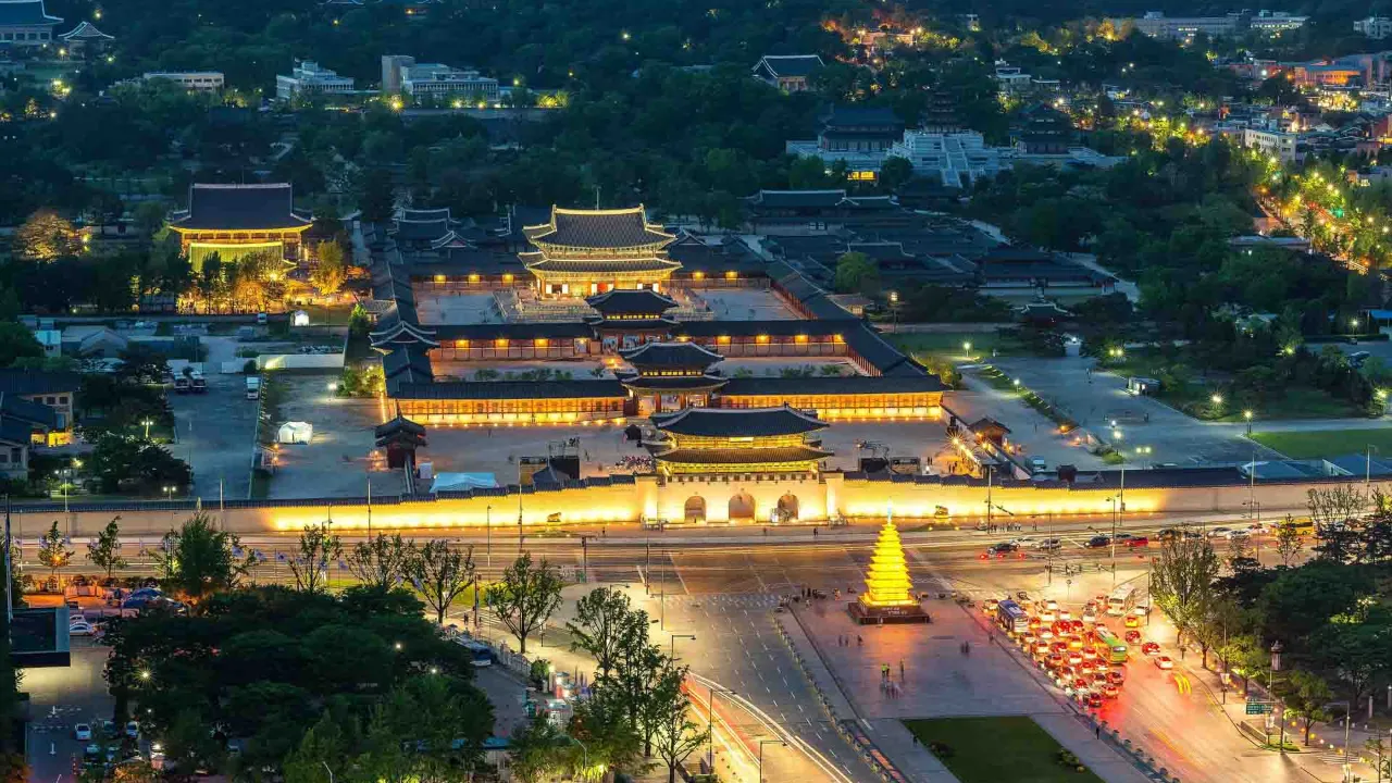 Pałac Gyeongbokgung w Seulu – pięknie oświetlony wieczorem Pałac Gyeongbokgung w Seulu – pięknie oświetlony wieczorem