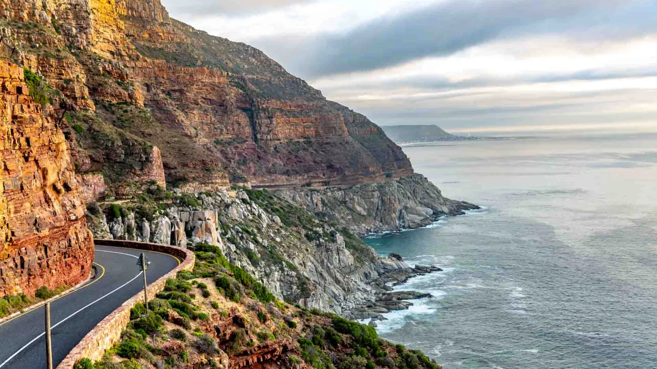 Droga do Chapmans Peak koło Kapsztadu wykuta jest bezpośrednio w stromych klifach Droga do Chapmans Peak koło Kapsztadu wykuta jest bezpośrednio w stromych klifach