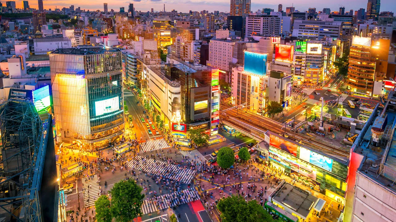 Skrzyżowanie Shibuya w Tokio jest pełne neonów i wielkich ekranów Skrzyżowanie Shibuya w Tokio jest pełne neonów i wielkich ekranów