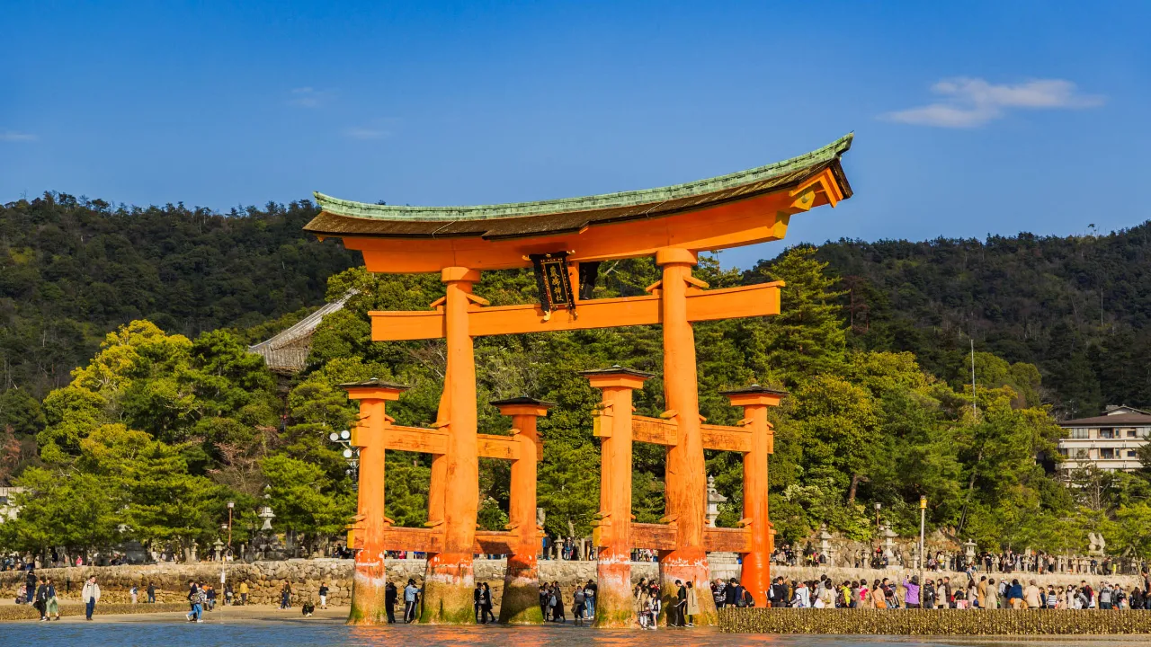 Ikoniczna brama torii przy sanktuarium Itsukushima na Miyajimie Ikoniczna brama torii przy sanktuarium Itsukushima na Miyajimie