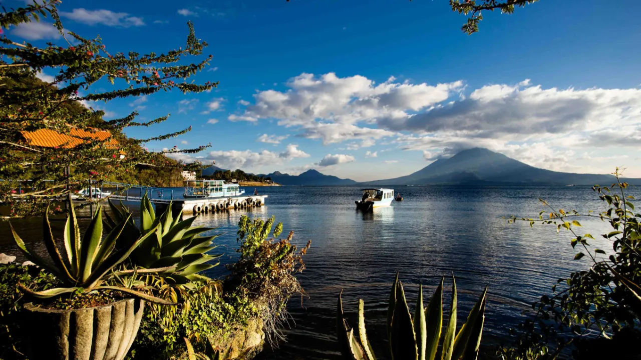 Widok na jezioro Atitlán z wulkanami w tle Widok na jezioro Atitlán z wulkanami w tle