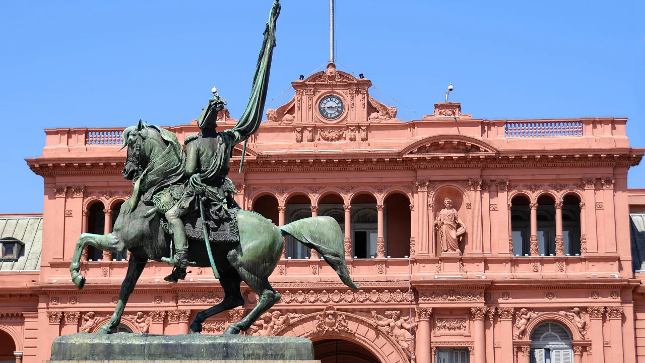 Casa Rosada – znana z przemówień Juana i Evy „Evity” Perón do narodu na Plaza de Mayo w Buenos Aires Casa Rosada – znana z przemówień Juana i Evy „Evity” Perón do narodu na Plaza de Mayo w Buenos Aires