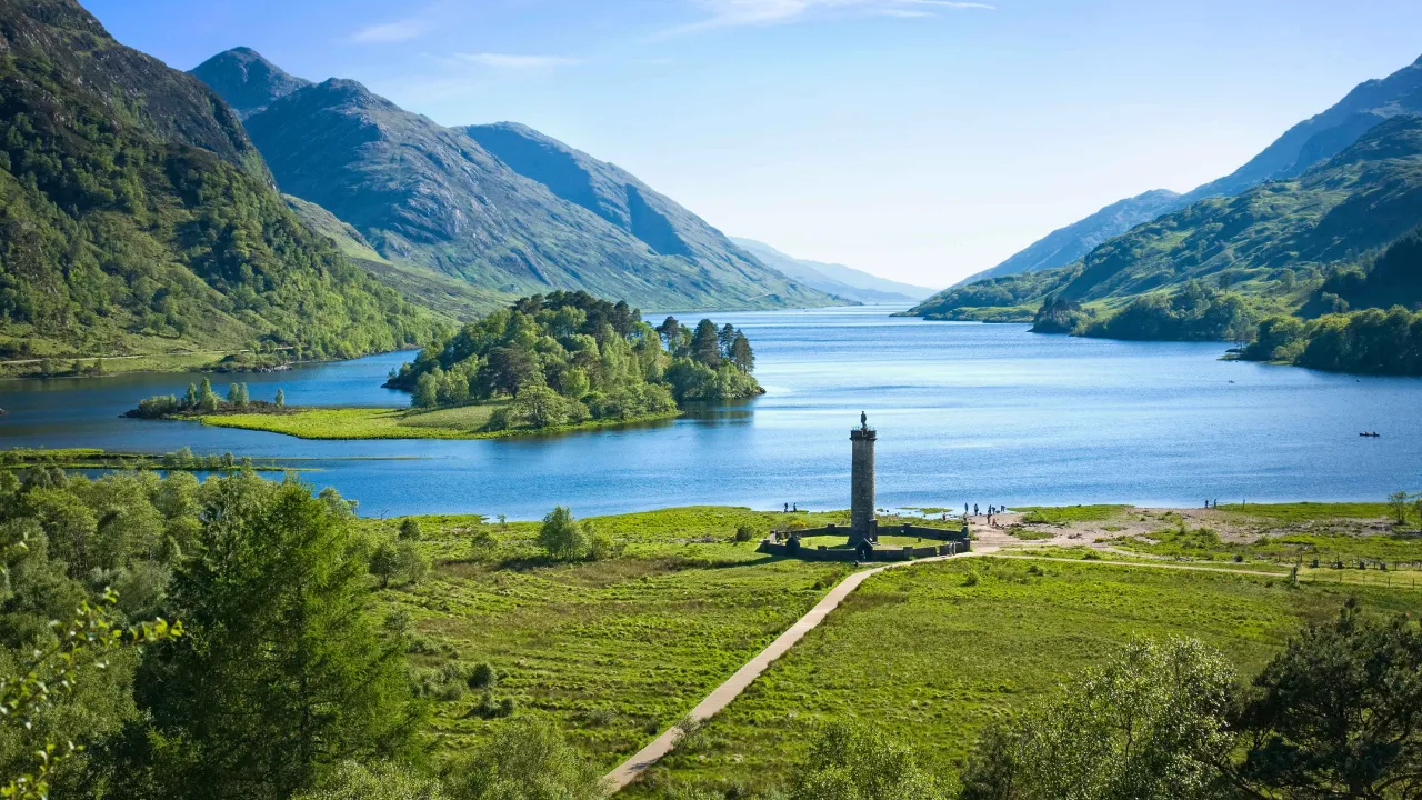 Pomnik Glenfinnan nad jeziorem Loch Shiel Pomnik Glenfinnan nad jeziorem Loch Shiel