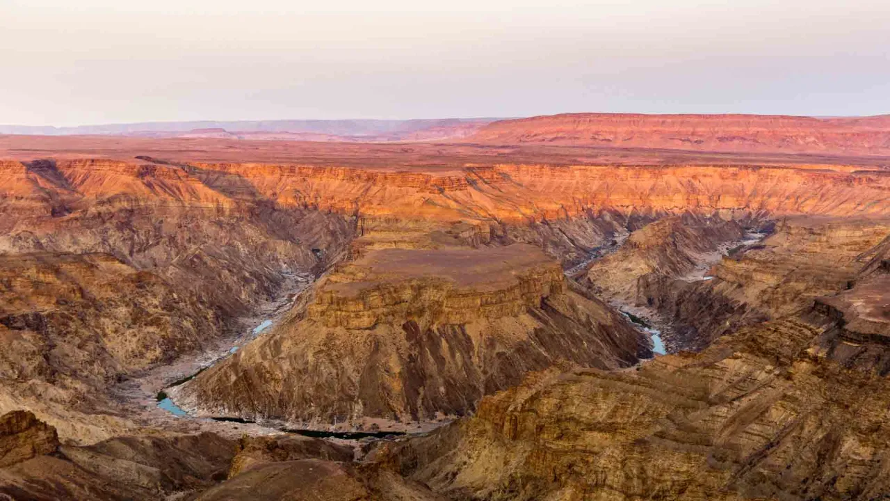 Fish River Canyon w Namibii – największy kanion w Afryce – 160 km długości, 27 km szerokości i 550 m głębokości Fish River Canyon w Namibii – największy kanion w Afryce – 160 km długości, 27 km szerokości i 550 m głębokości