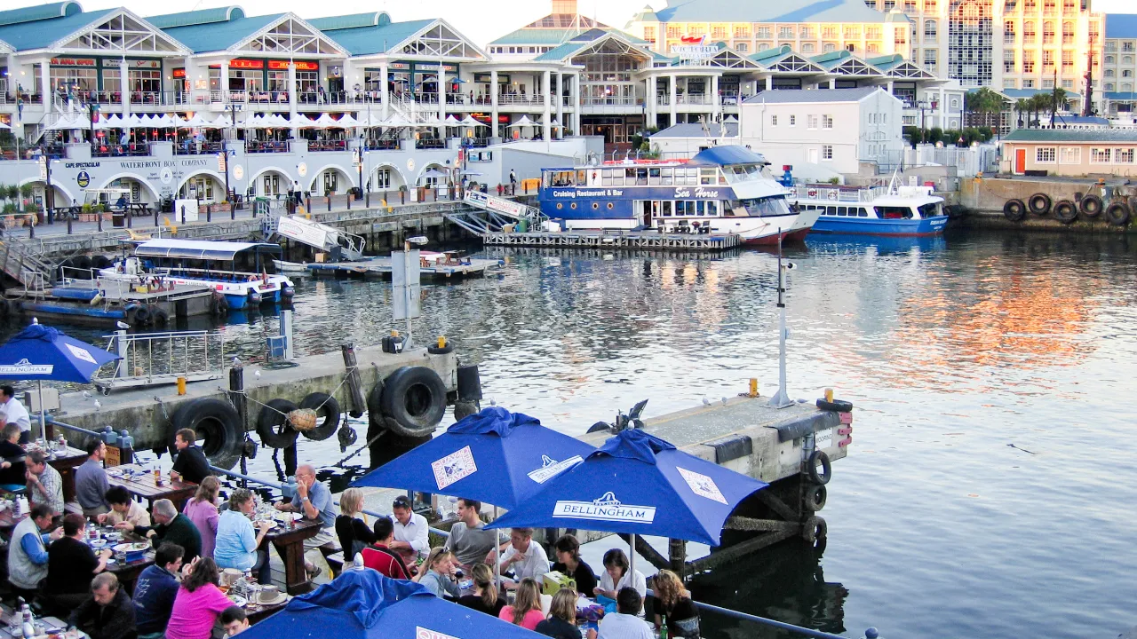 Victoria & Alfred Waterfront z portem, sklepami i restauracjami Victoria & Alfred Waterfront z portem, sklepami i restauracjami