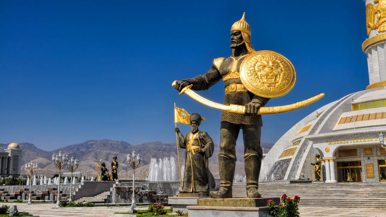 Aszchabad, Turkmenistan – pomnik niepodległości kraju ze złotymi posągami wojowników Aszchabad, Turkmenistan – pomnik niepodległości kraju ze złotymi posągami wojowników