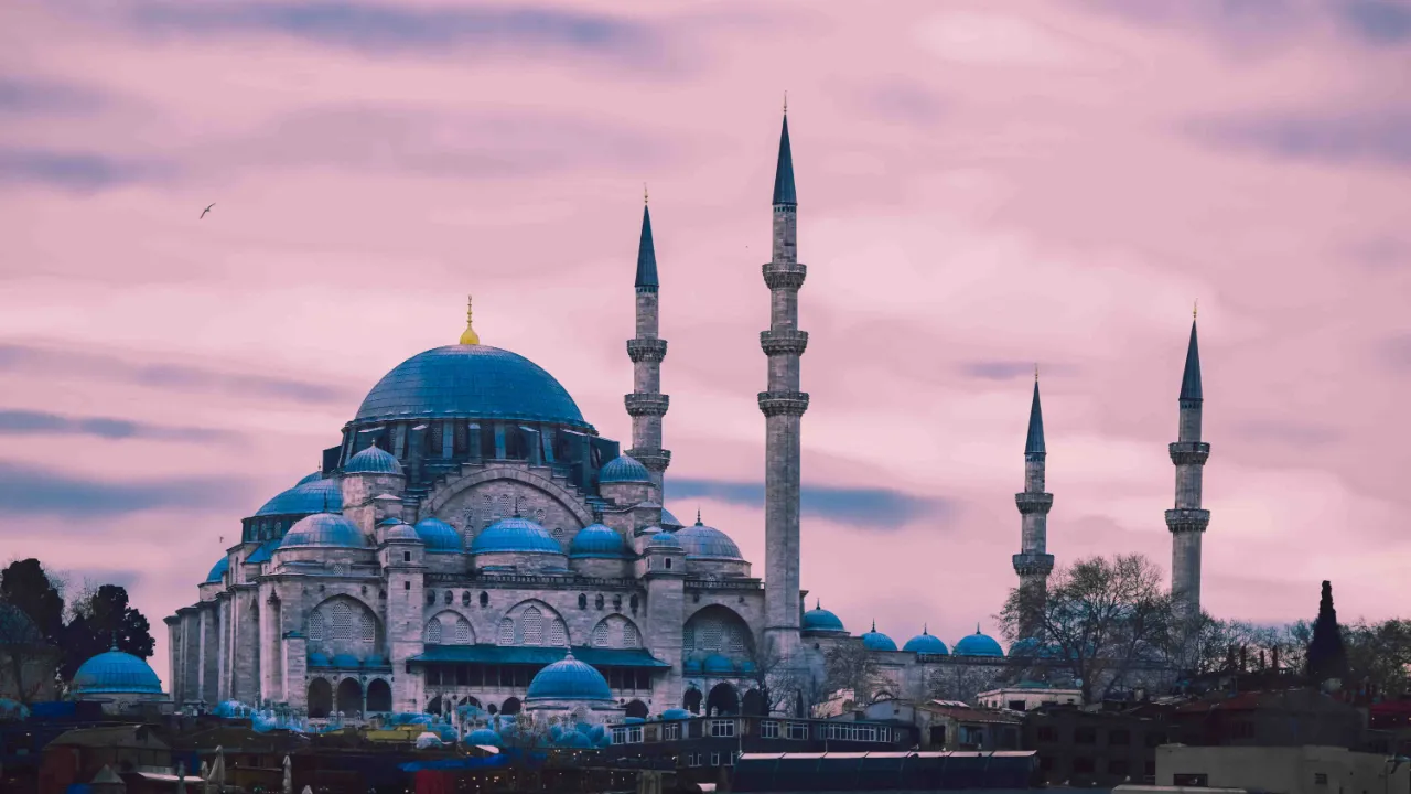 Meczet Süleymana z XVI wieku z czterema smukłymi minaretami Meczet Süleymana z XVI wieku z czterema smukłymi minaretami