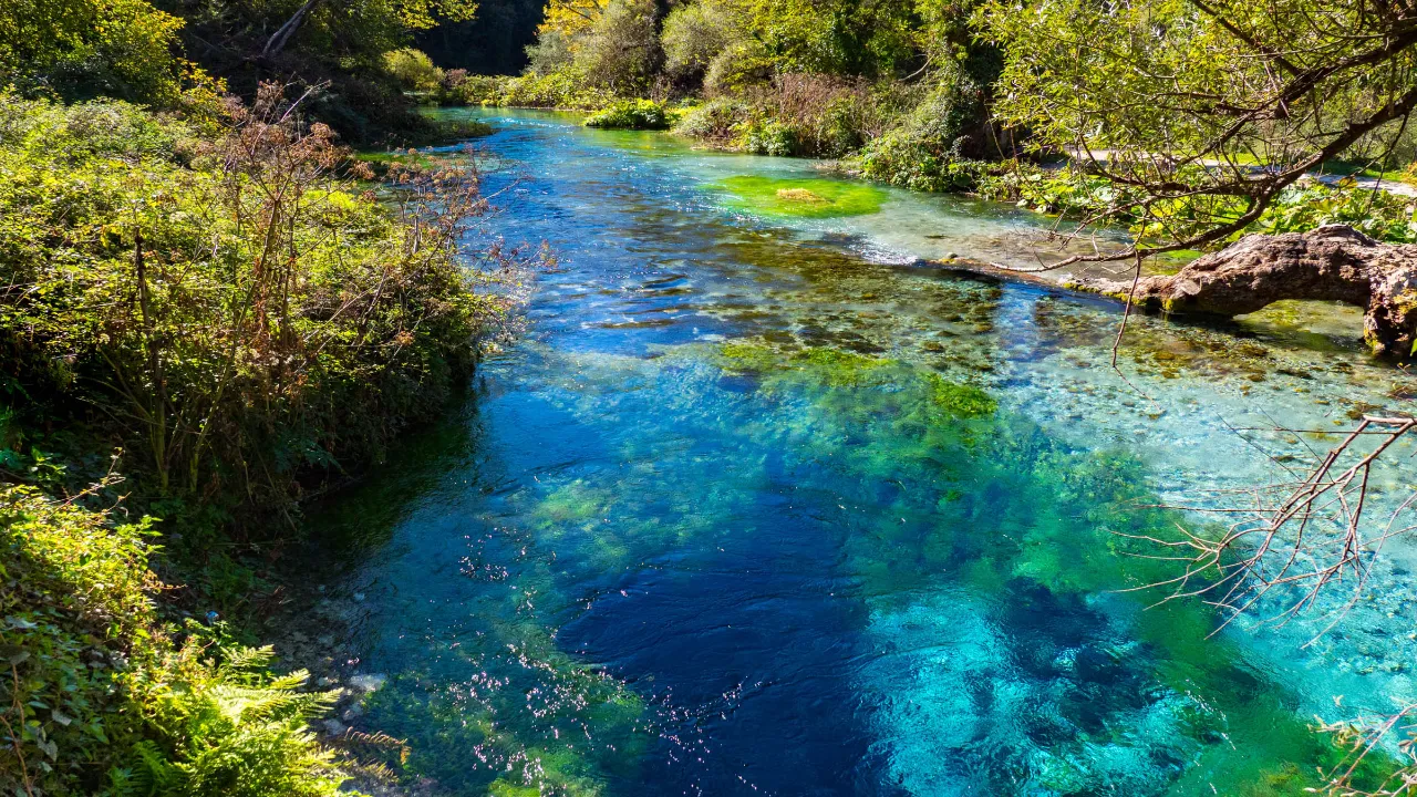 Syri i Kaltër (Błękitne Oko), Albania – malownicze źródło z krystalicznie czystą, turkusową wodą Syri i Kaltër (Błękitne Oko), Albania – malownicze źródło z krystalicznie czystą, turkusową wodą