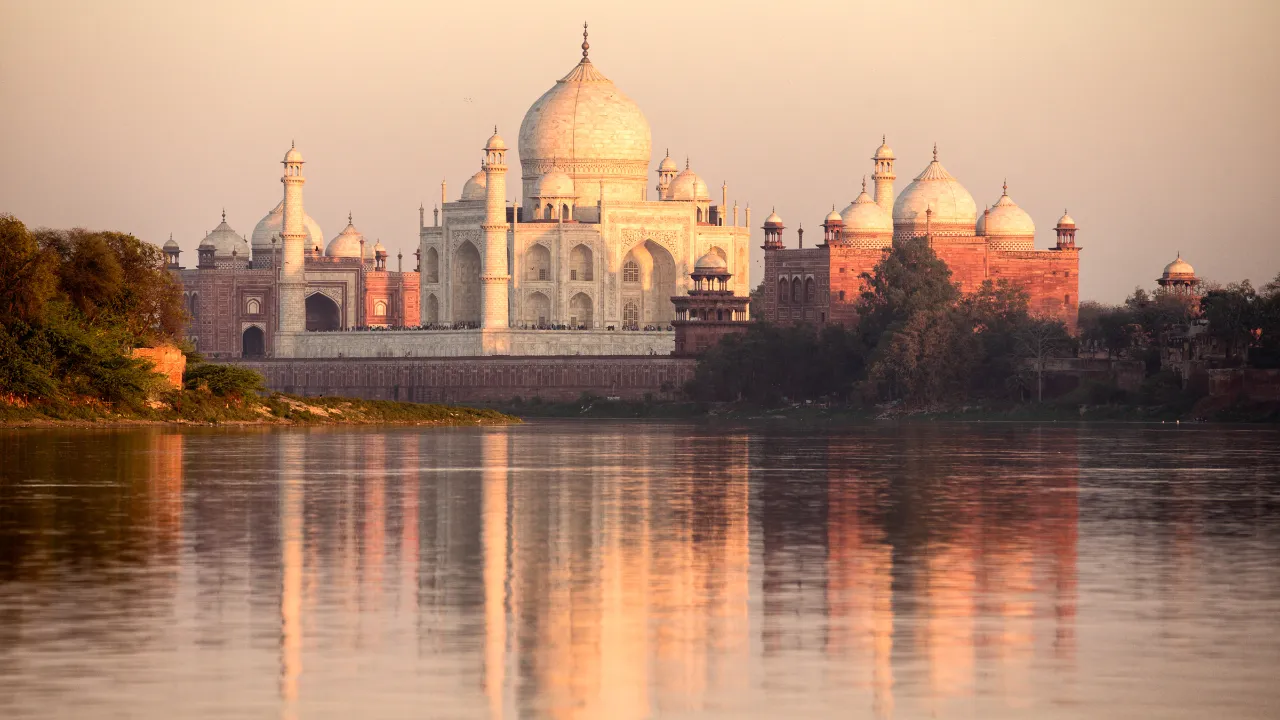 Widok na Taj Mahal nad rzeką Jamuna