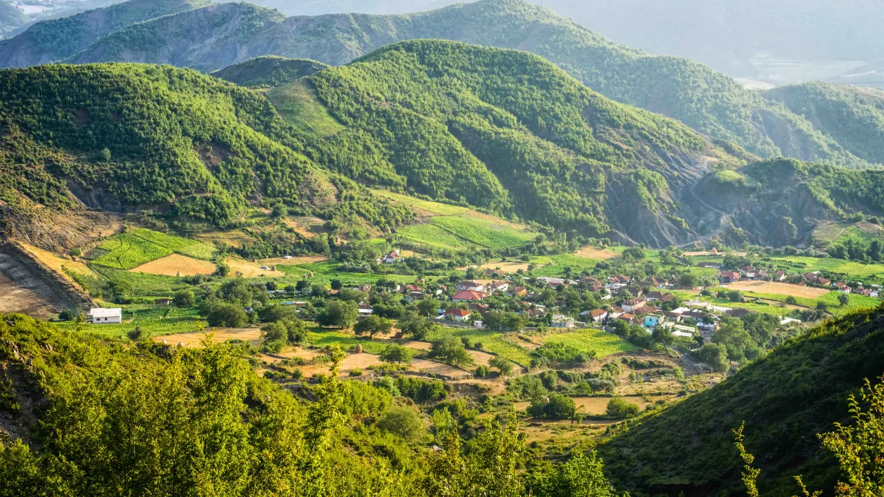 Elbasan, Albania – historyczne miasto znane z osmańskiej twierdzy, starych meczetów i bogatego dziedzictwa kulturowego Elbasan, Albania – historyczne miasto znane z osmańskiej twierdzy, starych meczetów i bogatego dziedzictwa kulturowego