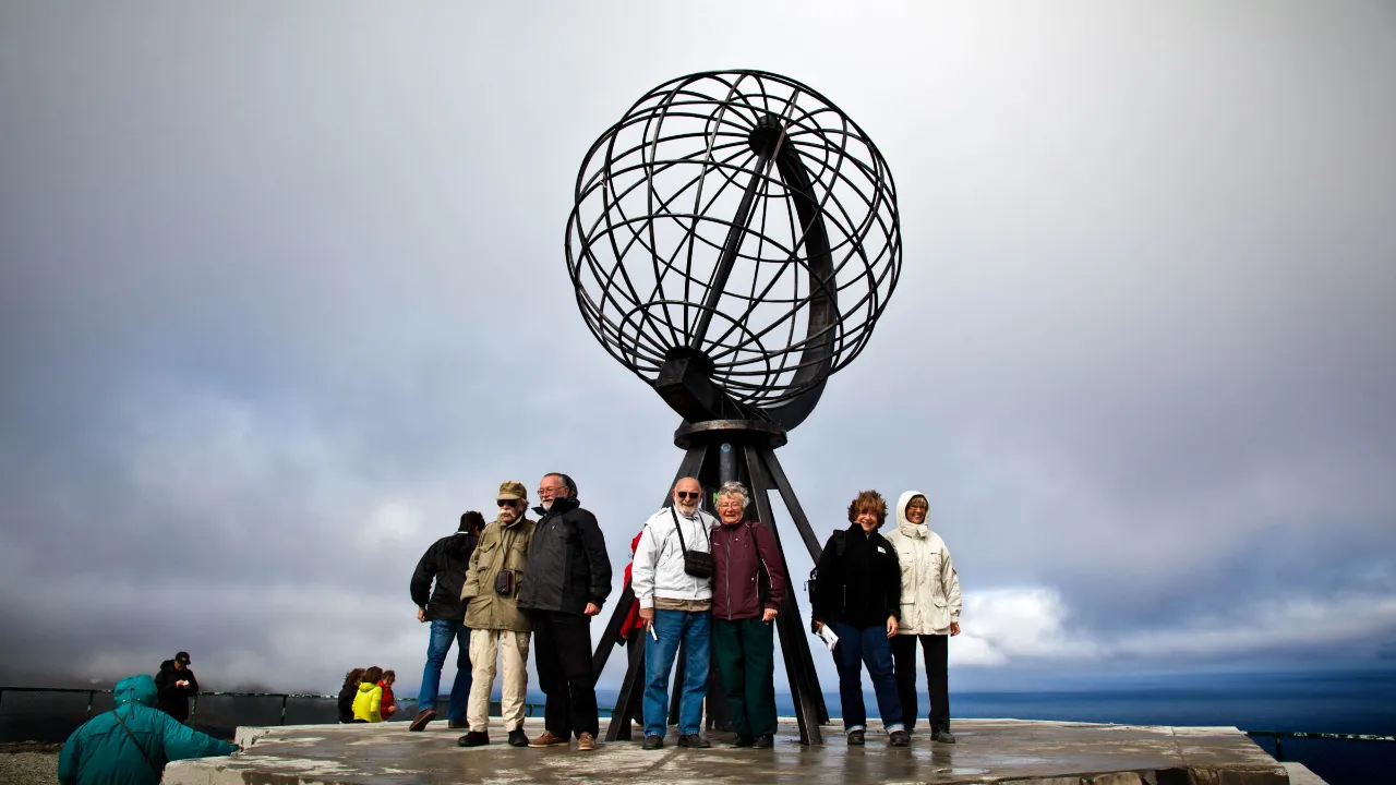 Kultowy globus na Nordkappie, jeden z najbardziej znanych symboli Norwegii Kultowy globus na Nordkappie, jeden z najbardziej znanych symboli Norwegii