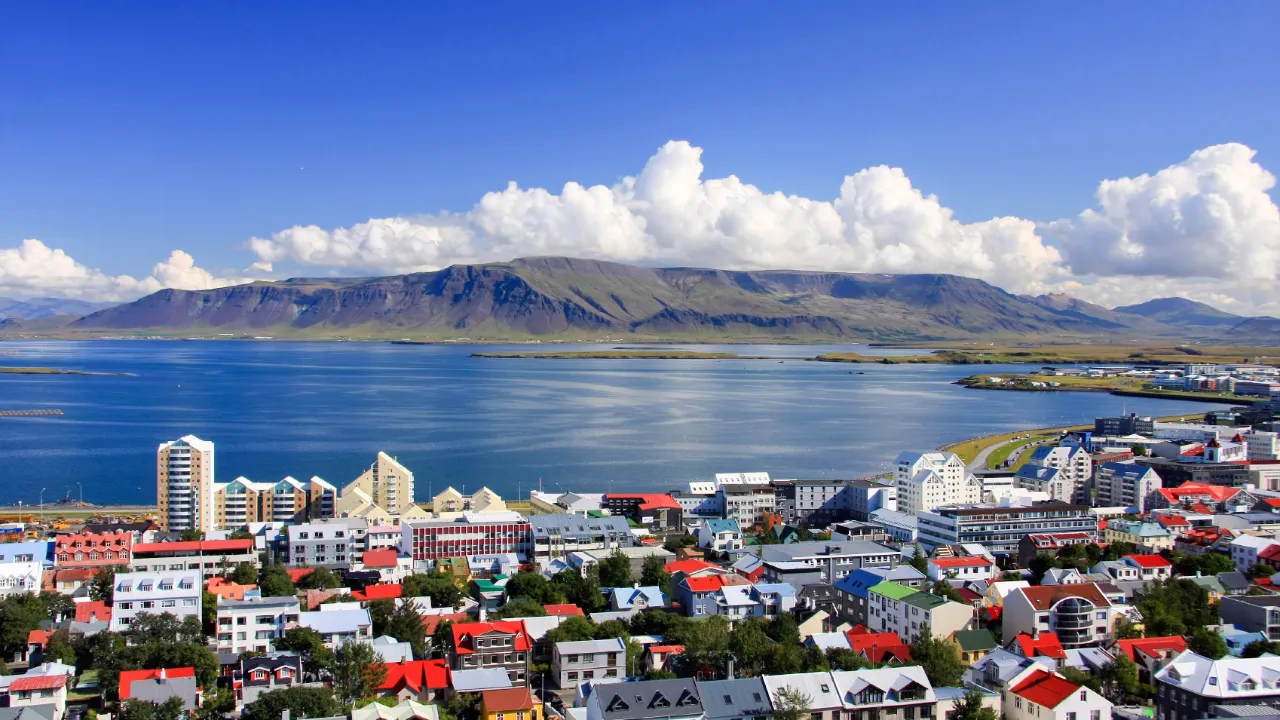 Reykjavik jest jednym z mniejszych stolic Europy Reykjavik jest jednym z mniejszych stolic Europy