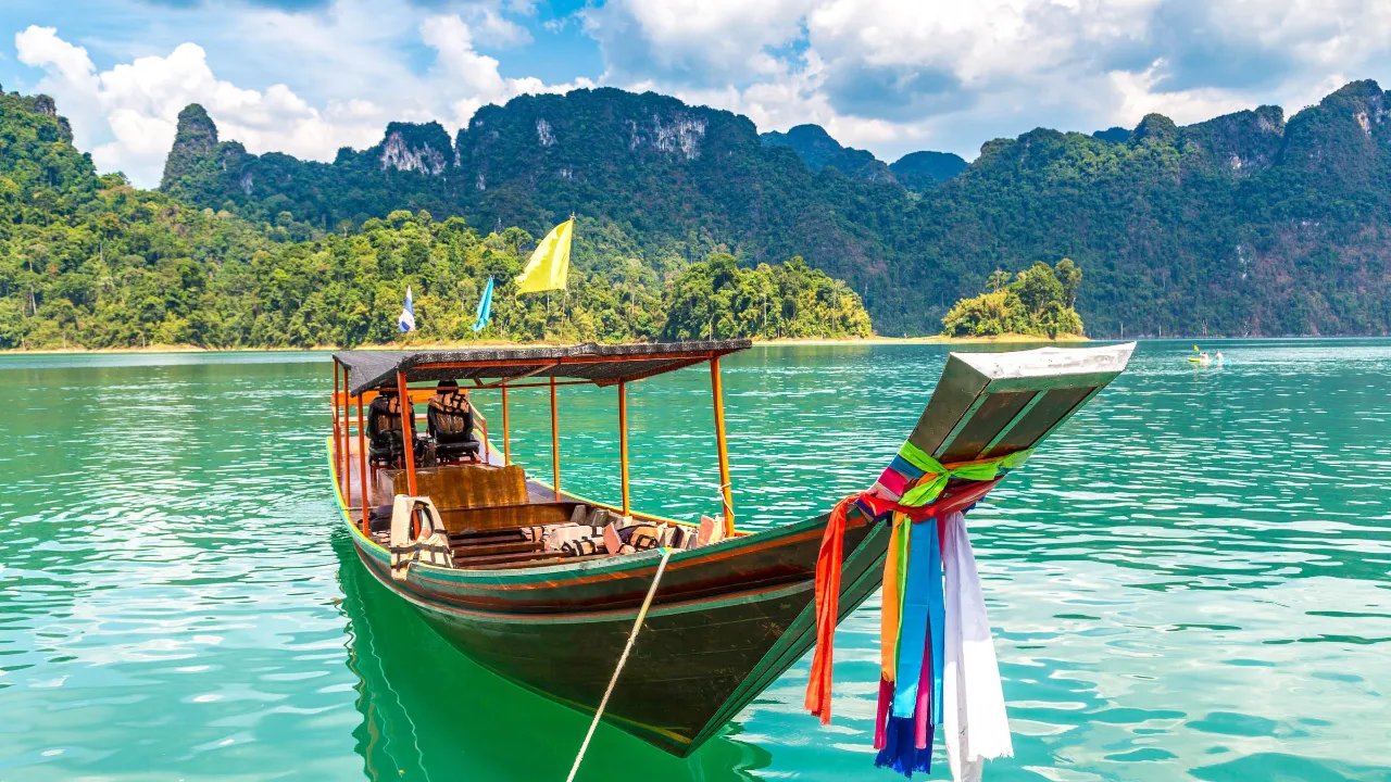 Tradycyjna tajska łódź longtail w Parku Narodowym Khao Sok Tradycyjna tajska łódź longtail w Parku Narodowym Khao Sok