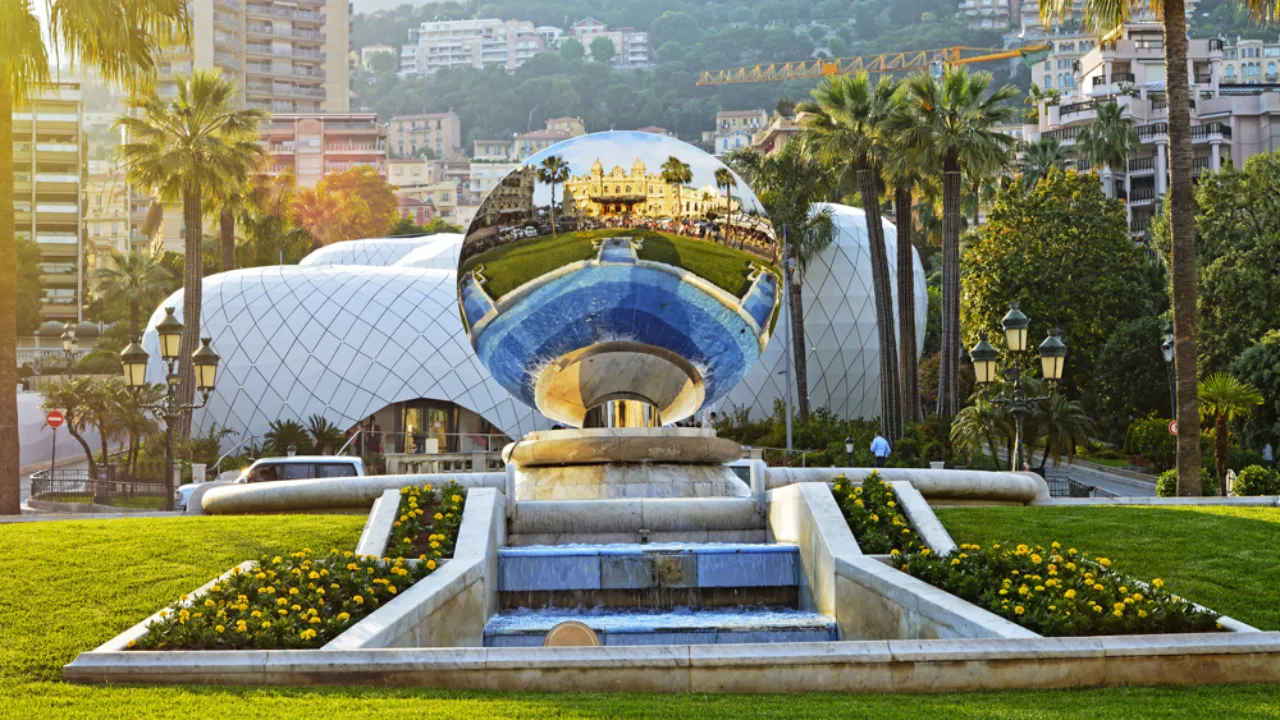 Sky Mirror w Monte Carlo – przed kasynem Casino de Monte-Carlo Sky Mirror w Monte Carlo – przed kasynem Casino de Monte-Carlo