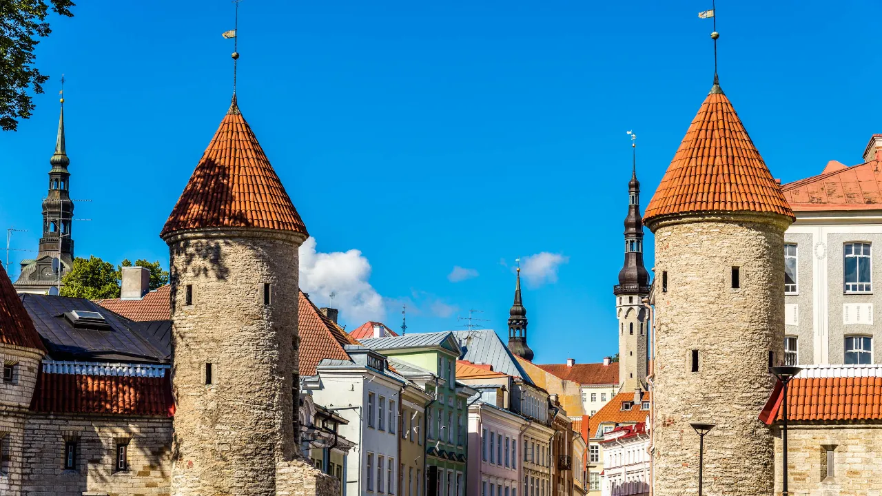 Brama Viru, wejście do średniowiecznego starego miasta w Tallinnie, Estonia, z charakterystycznymi wieżami