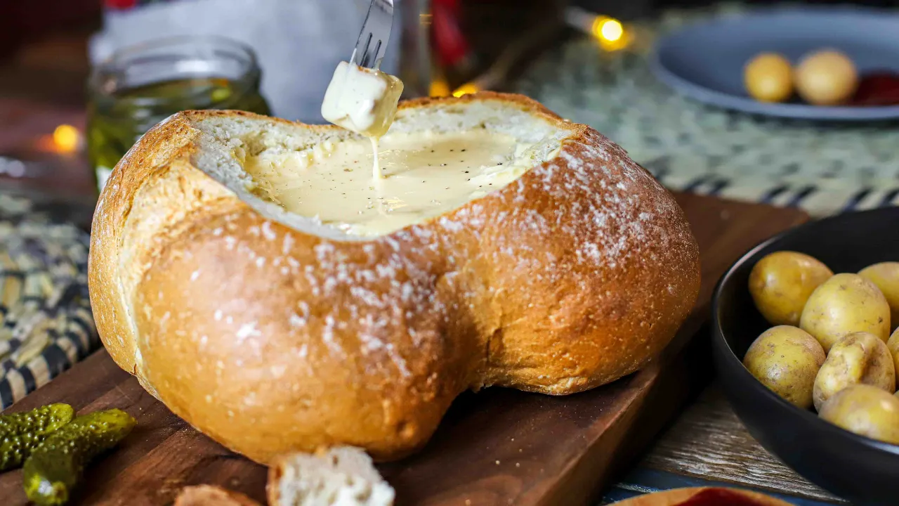 Tradycyjne szwajcarskie fondue serowe z Gruyère Tradycyjne szwajcarskie fondue serowe z Gruyère