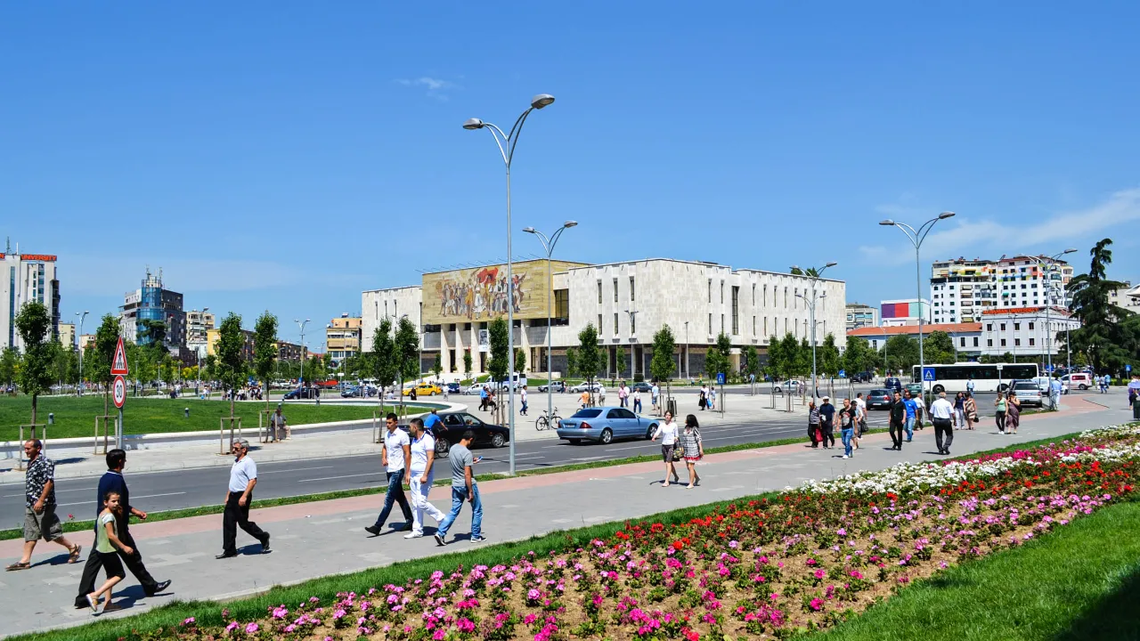 Centralny plac Skanderbega w Tiranie z Narodowym Muzeum Historycznym i tle Centralny plac Skanderbega w Tiranie z Narodowym Muzeum Historycznym i tle