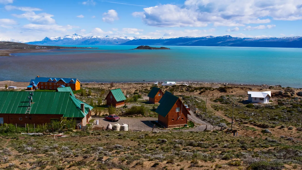 Widok na Lago Argentino w pobliżu El Calafate w Patagonii Widok na Lago Argentino w pobliżu El Calafate w Patagonii