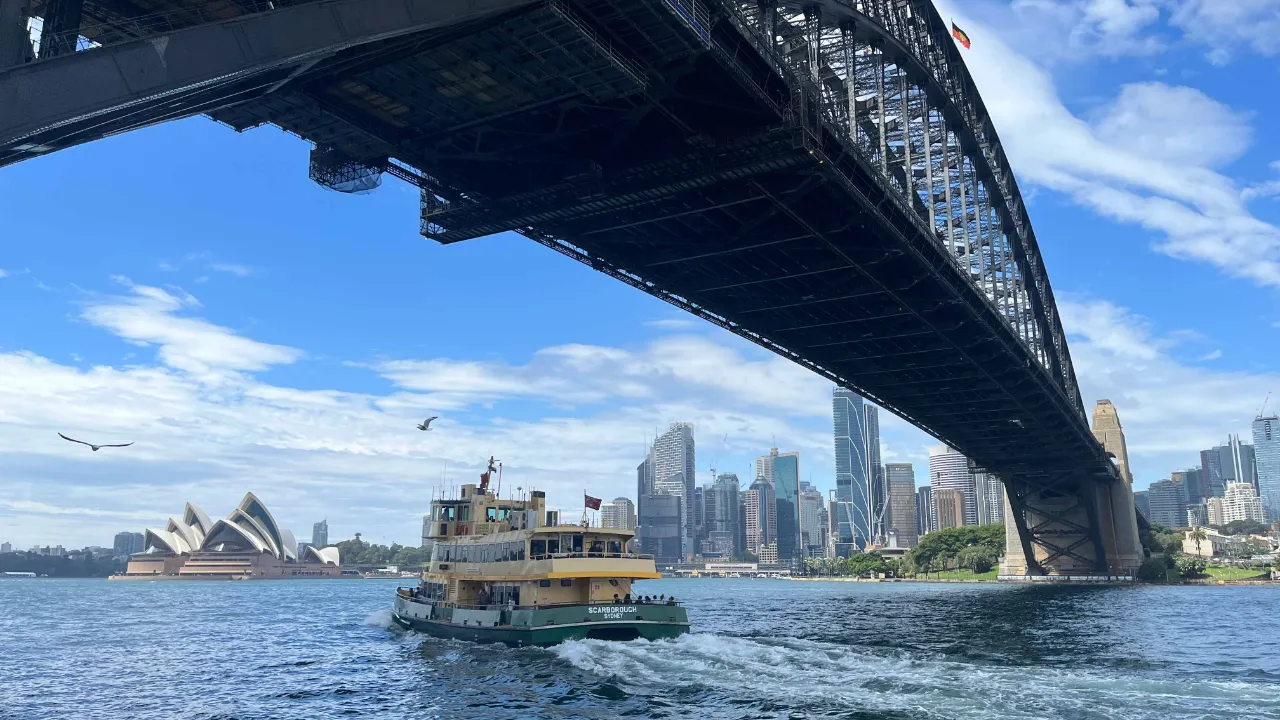 Most portowy z Sydney Opera House w tle Most portowy z Sydney Opera House w tle