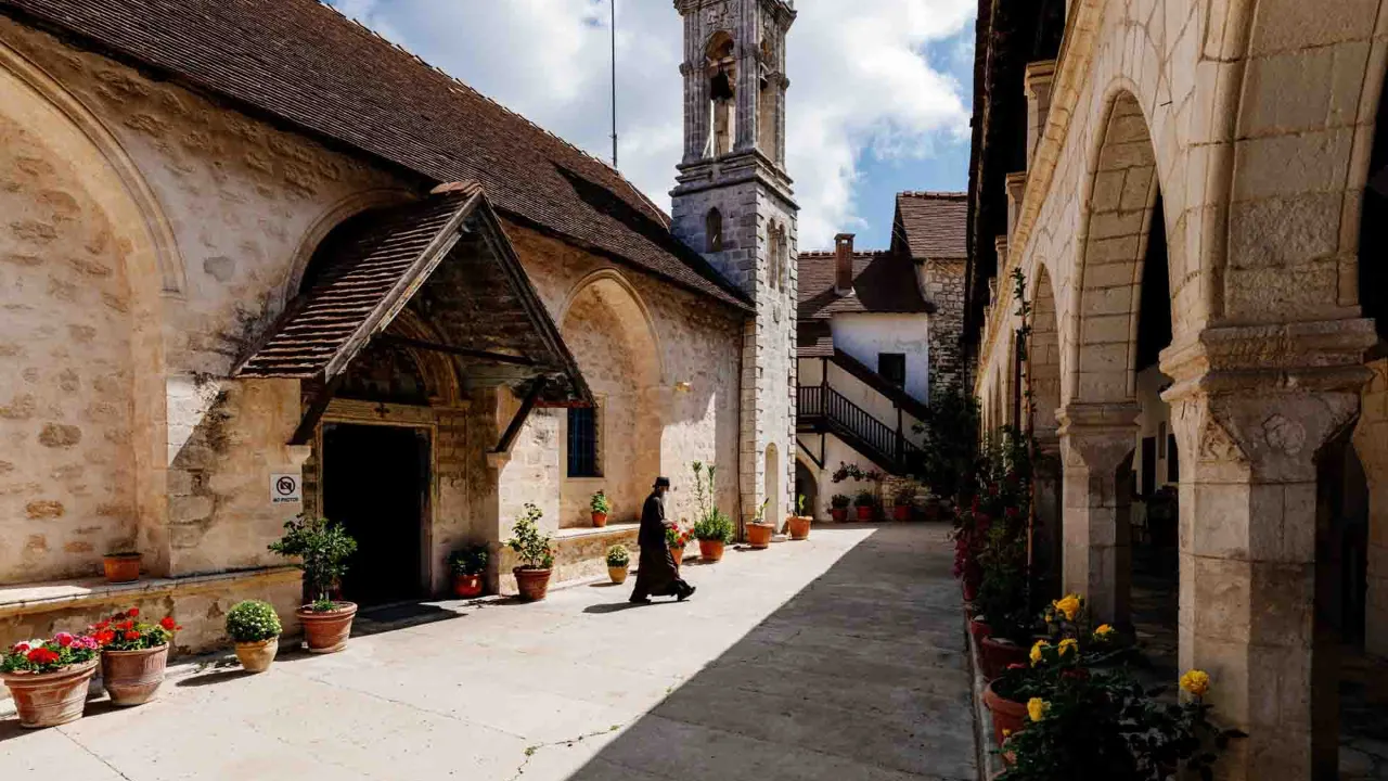Klasztor Kykkos (Panagia tou Kykkou) jest jednym z najbogatszych i najważniejszych klasztorów na Cyprze Klasztor Kykkos (Panagia tou Kykkou) jest jednym z najbogatszych i najważniejszych klasztorów na Cyprze