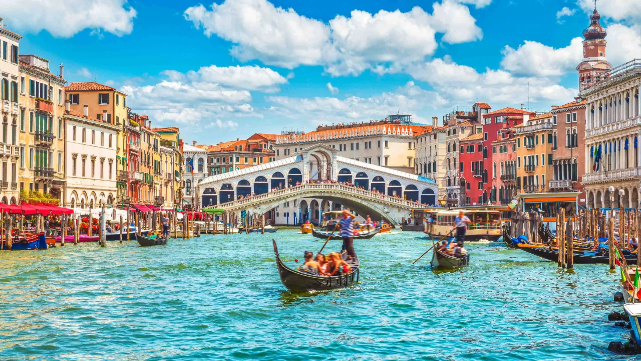 Gondole na Canal Grande przed słynnym mostem Rialto