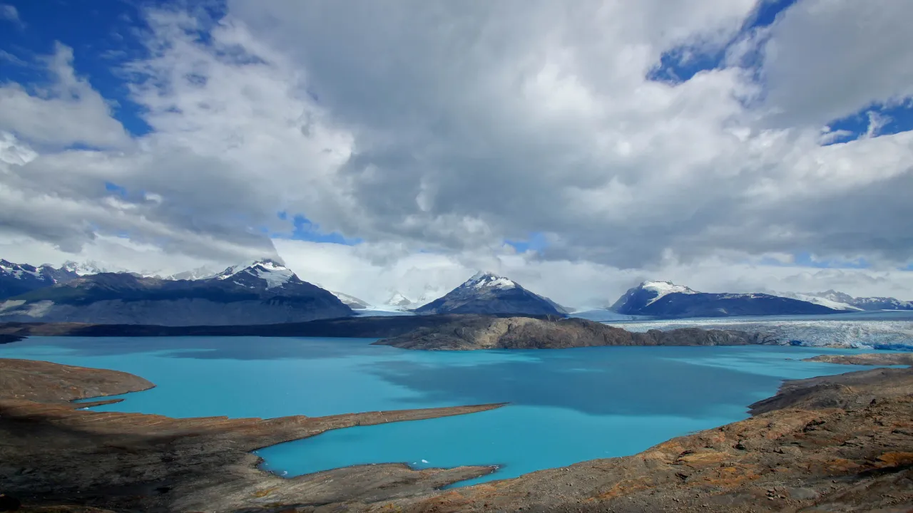 Widok na turkusowe jezioro przy lodowcu Upsala w Parku Narodowym Los Glaciares Widok na turkusowe jezioro przy lodowcu Upsala w Parku Narodowym Los Glaciares