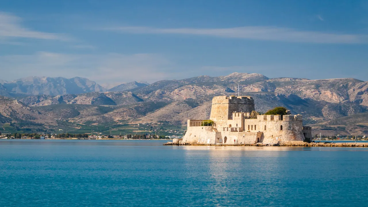 Twierdza Bourtzi w Nafplio - zbudowana w 1473 roku.