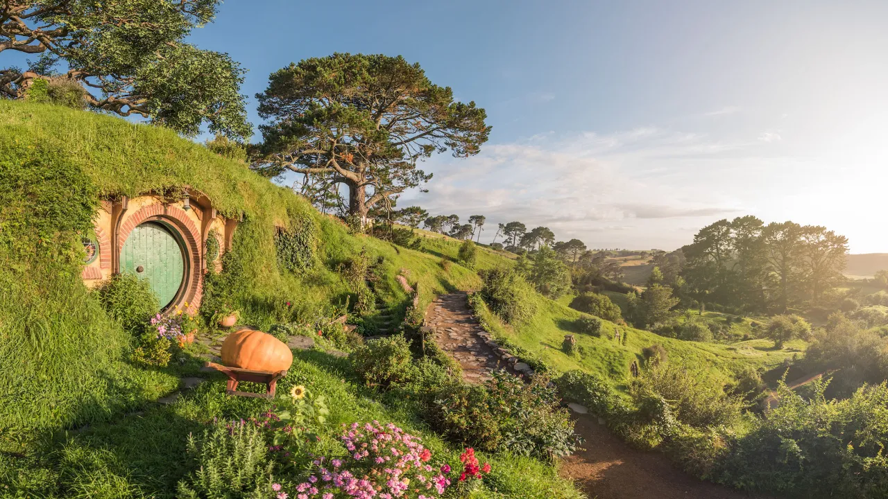 Plan filmowy Hobbiton w Matamata – jedno z najbardziej ikonicznych miejsc z filmów  "Hobbit"