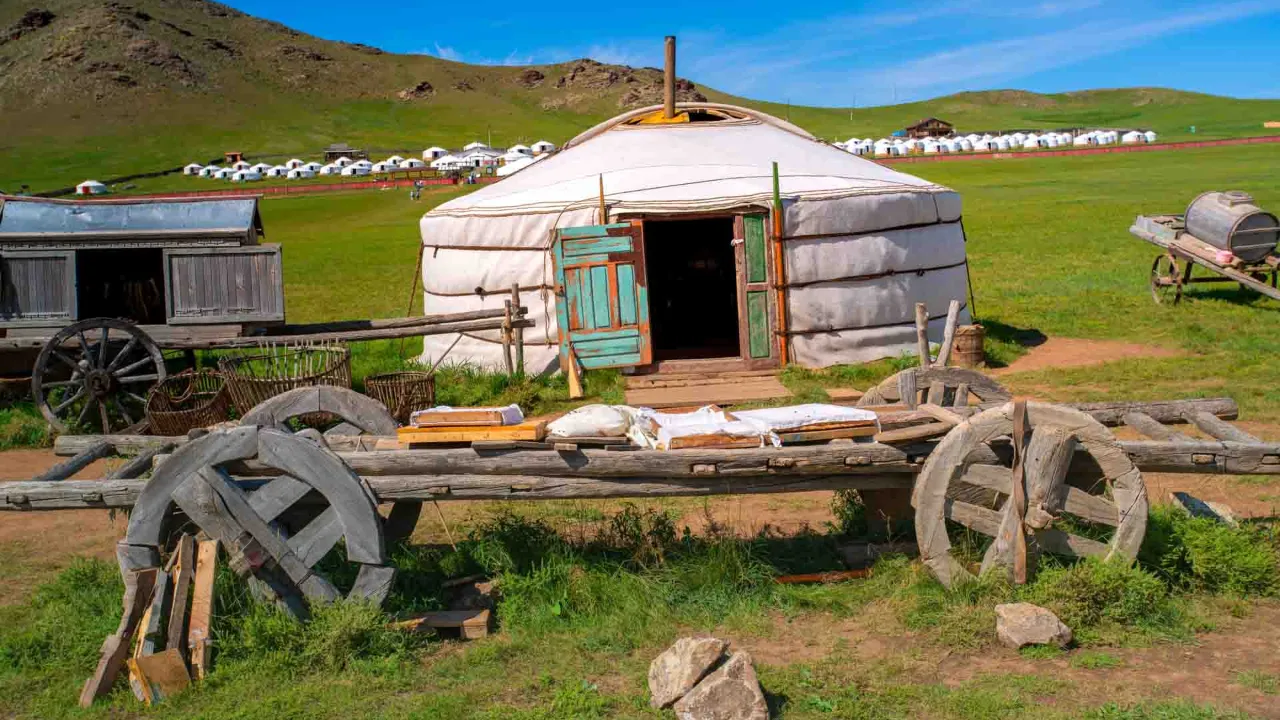Tradycyjna mongolska jurta z obozem nomadów w tle Tradycyjna mongolska jurta z obozem nomadów w tle