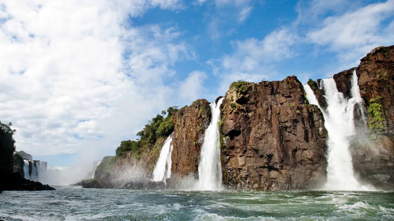 Wodospady Iguazú rozciągają się na niemal trzy kilometry na granicy Argentyny i Brazylii