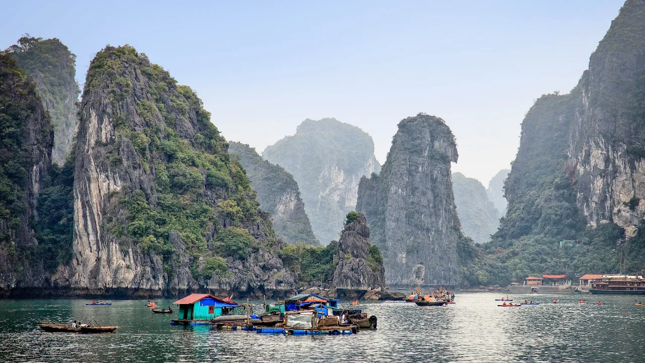 Małe łodzie w zatoce Halong
