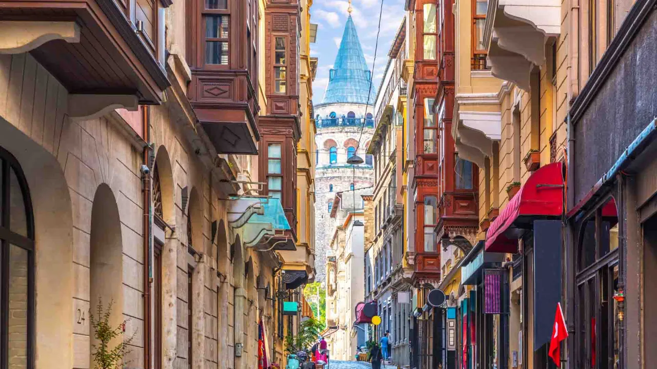 Urokliwa ulica w Beyoğlu z Wieżą Galata górującą w tle Urokliwa ulica w Beyoğlu z Wieżą Galata górującą w tle