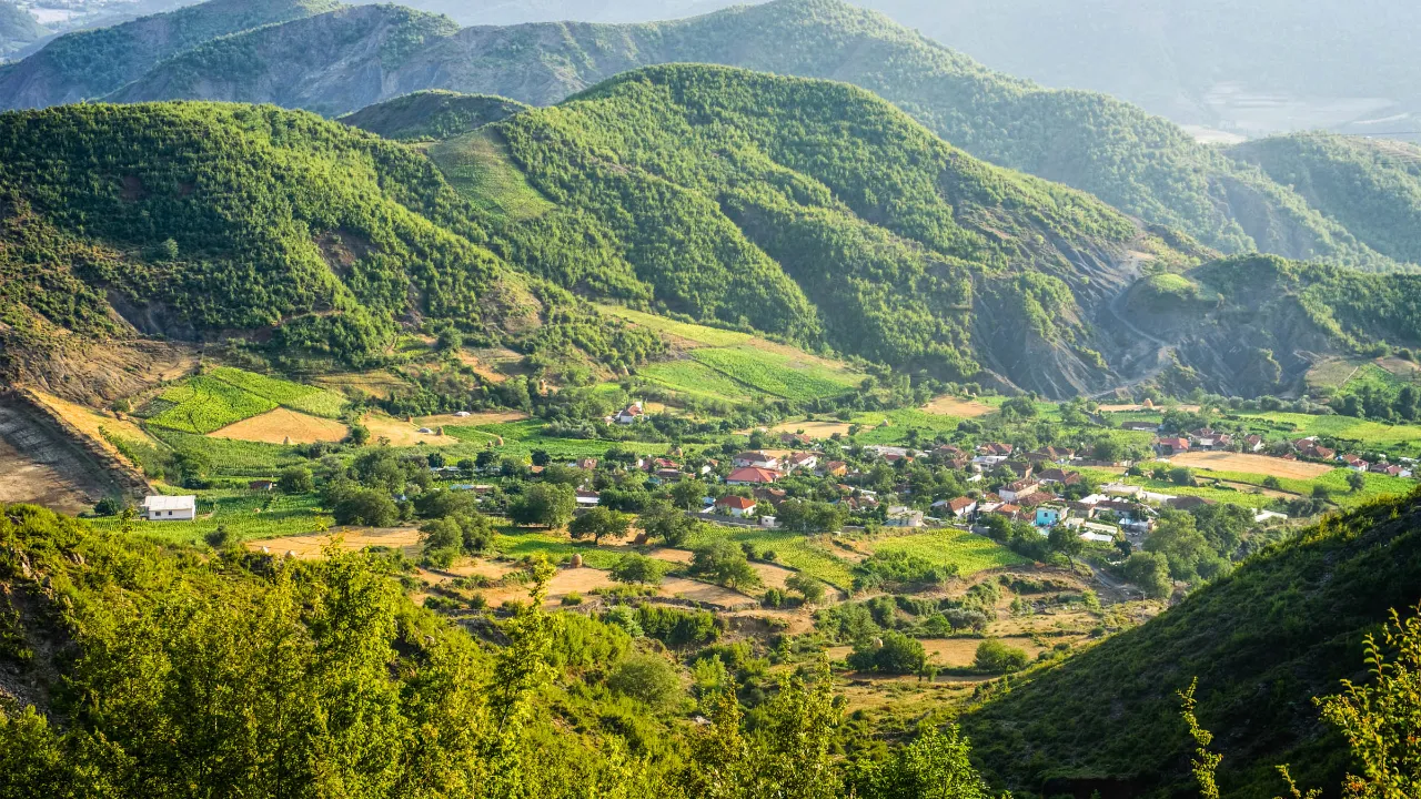 Elbasan, Albania – historyczne miasto znane z osmańskiej twierdzy, starych meczetów i bogatego dziedzictwa kulturowego Elbasan, Albania – historyczne miasto znane z osmańskiej twierdzy, starych meczetów i bogatego dziedzictwa kulturowego